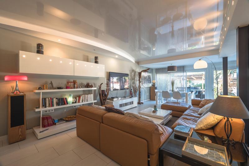 Foto df46baa6-48ca-422c-8f04-5b6f73e1c6da. Chalet hermosa villa de estilo loft en el gran canal y amarre en Empuriabrava