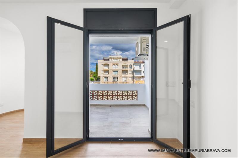 Foto 5fa76855-a2bf-49fe-9ed4-a5054f910195. Chalet casa de pescadores totalmente reformada antes de los puentes en Empuriabrava