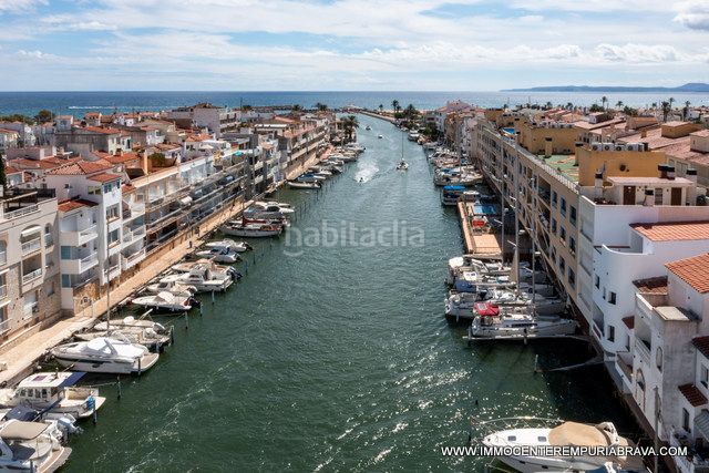 Foto 9f8fe1ce-9586-49bf-8529-d7081e6359a7. Xalet amb piscina a Salins - Cavall de Mar Empuriabrava