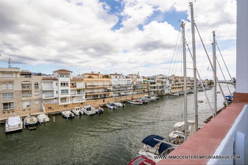 Foto bf646eb8-e387-40c5-bf6c-01253e1d2881. Chalet casa de pescadores totalmente reformada antes de los puentes en Empuriabrava