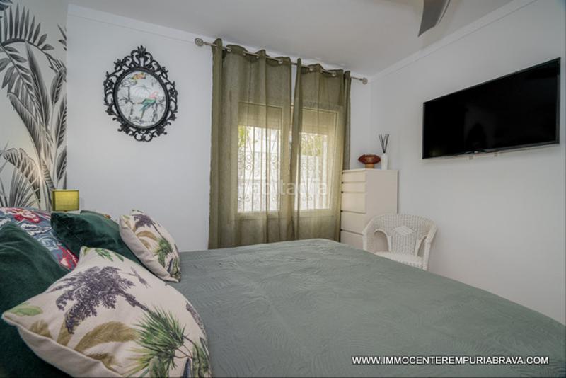 Foto 1466c52e-4292-47f8-9c24-8d3daa26d291. Chalet casa de una sola planta totalmente reformada en Empuriabrava