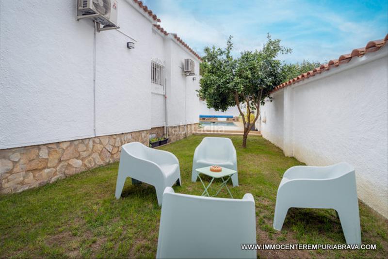 Foto 6e2bd355-65b7-44fa-b2f0-da71733fe7b5. Chalet casa de una sola planta totalmente reformada en Empuriabrava