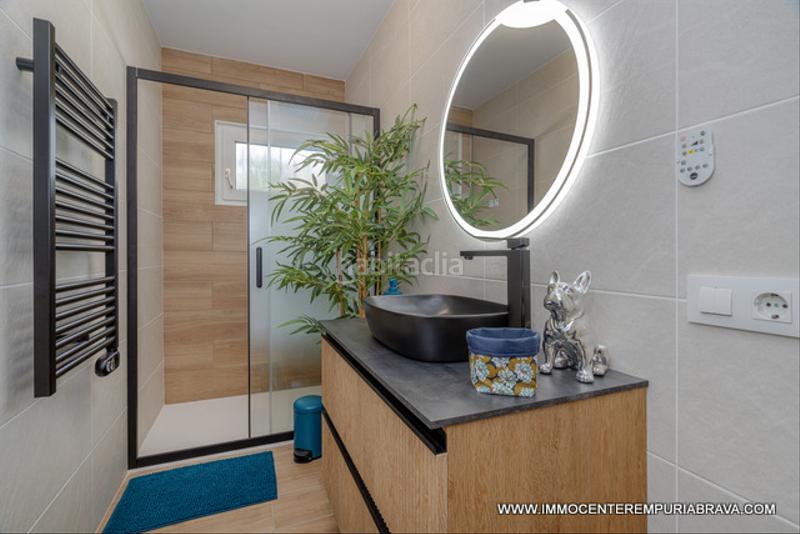 Foto 7c3ea7d9-61c5-4da8-a136-fb82be2490be. Chalet casa de una sola planta totalmente reformada en Empuriabrava