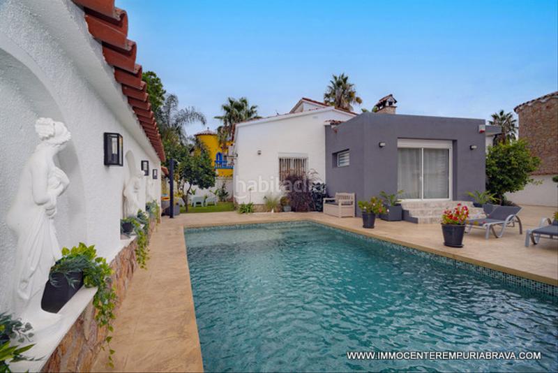 Foto aee9f1de-c3fc-4a38-b385-34d4be6d39a5. Chalet casa de una sola planta totalmente reformada en Empuriabrava