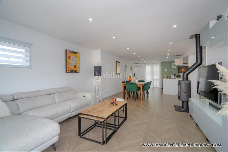 Foto b3734e4d-c5e5-4074-a31d-e7b5f64fb3d3. Chalet casa de una sola planta totalmente reformada en Empuriabrava