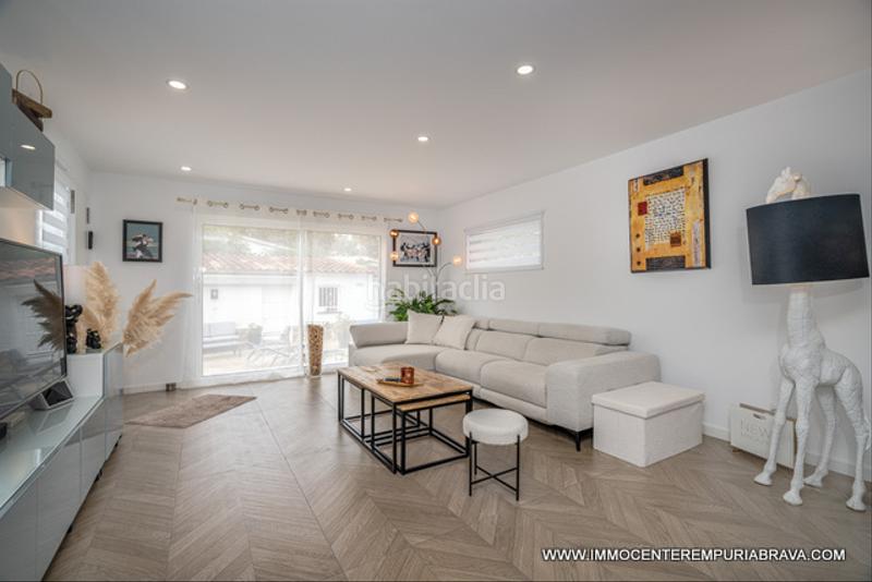 Foto badc6946-8441-4394-a286-7e385e74d542. Chalet casa de una sola planta totalmente reformada en Empuriabrava