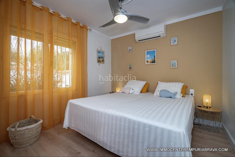 Foto bb4672af-41fa-4593-b318-27ff8fe9be9e. Chalet casa de una sola planta totalmente reformada en Empuriabrava