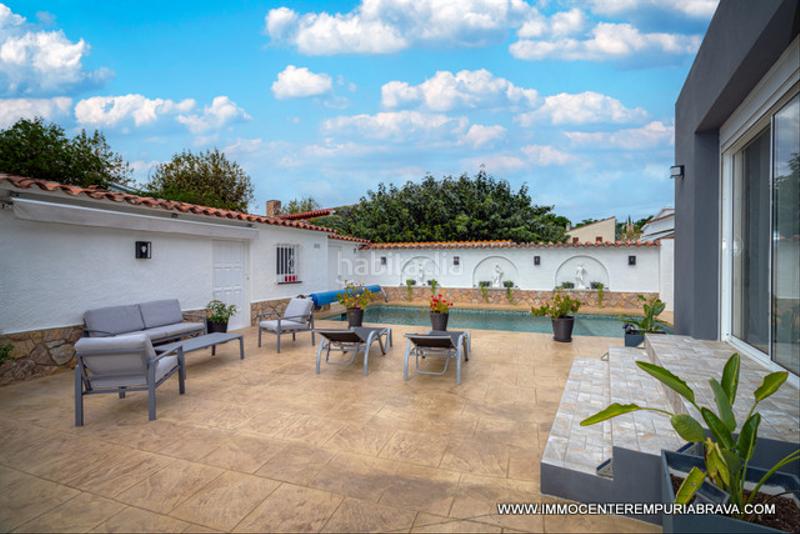 Foto bf989769-5f29-461d-ae3b-62575b20467a. Chalet casa de una sola planta totalmente reformada en Empuriabrava