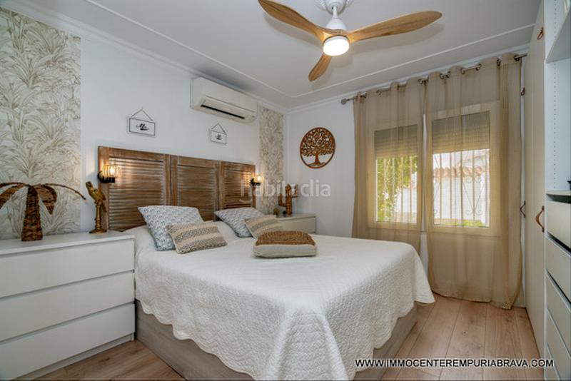 Foto c1b68e79-3839-4b7e-ad16-dc31f0be2ead. Chalet casa de una sola planta totalmente reformada en Empuriabrava