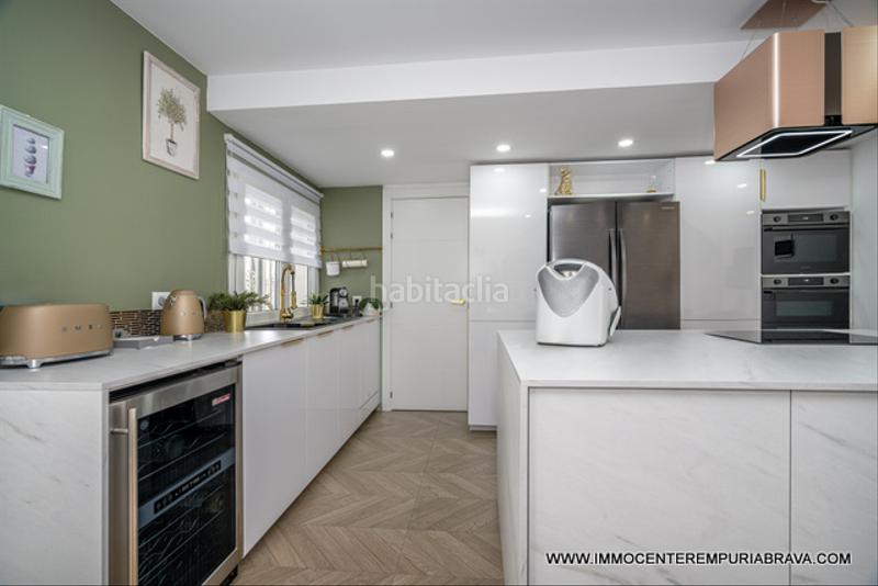 Foto c8a9551b-22d8-448c-8a1d-fc776012f5ac. Chalet casa de una sola planta totalmente reformada en Empuriabrava