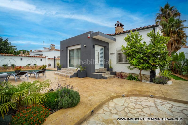 Foto d73541af-ebf5-47fb-8478-7aa36ccc4c7d. Chalet casa de una sola planta totalmente reformada en Empuriabrava