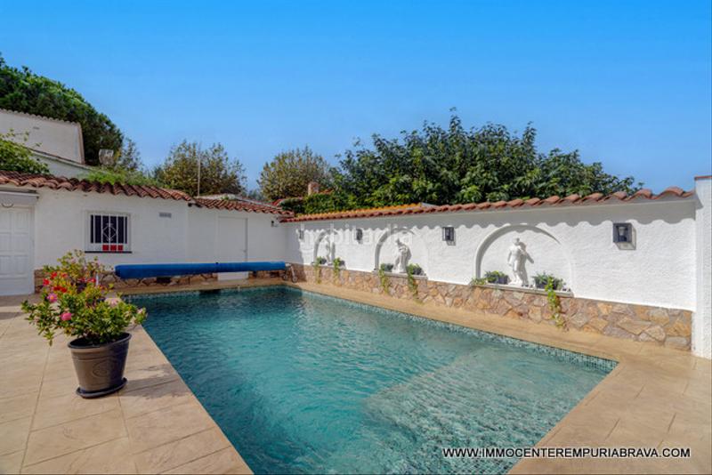 Foto db0ecf4f-1c28-4d70-b529-e1d0189cb946. Chalet casa de una sola planta totalmente reformada en Empuriabrava