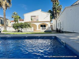 Appartement à Moxó - Sant Mori. Piso reformado de dos dormitorios en el centro de la ciudad