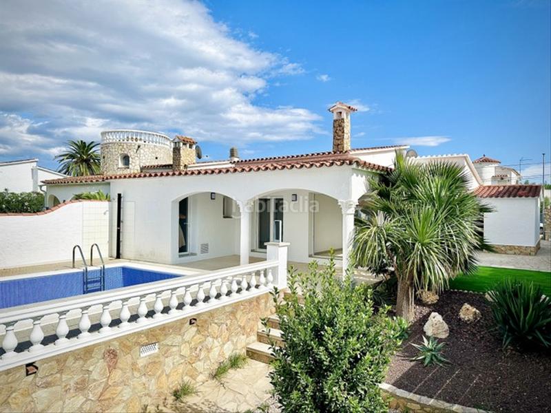 Foto 00d51440-986e-4c32-bfa4-851434519f73. Chalet casa reformada de una sola planta con amarre de 12,50 metros en Empuriabrava