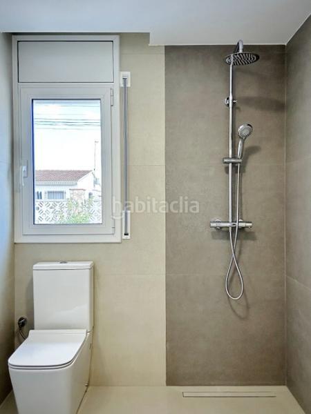 Foto 0a53713e-1251-42b1-ad07-ace28ac31c93. Chalet casa reformada de una sola planta con amarre de 12,50 metros en Empuriabrava