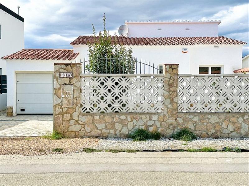 Foto 4afc241a-380b-4e12-9e37-591bc35b75c7. Chalet casa reformada de una sola planta con amarre de 12,50 metros en Empuriabrava