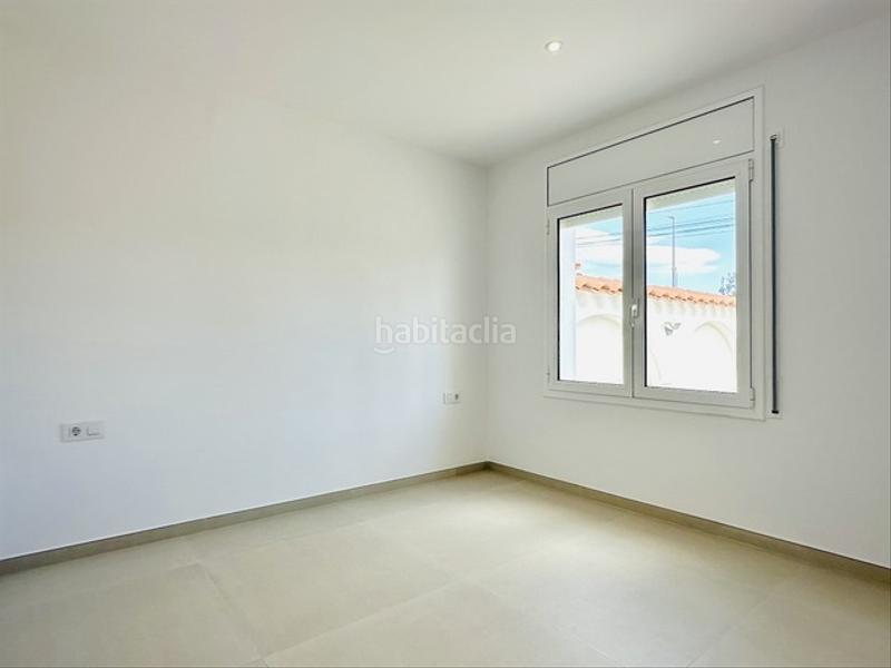 Foto 6ea9bb6a-2b60-4d42-a556-8ac846576d67. Chalet casa reformada de una sola planta con amarre de 12,50 metros en Empuriabrava