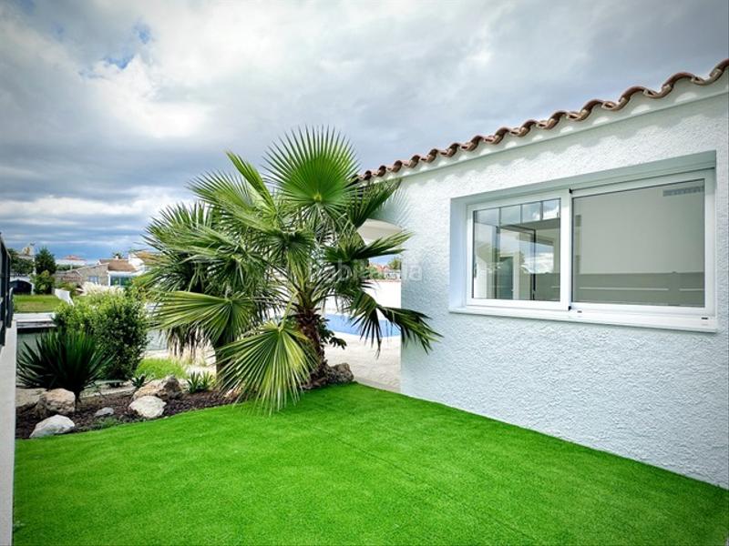 Foto 7066c27c-1bea-44fb-97fd-61e3ac1ded64. Chalet casa reformada de una sola planta con amarre de 12,50 metros en Empuriabrava