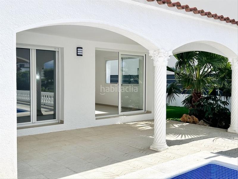 Foto 7c1f8d93-64a1-42c3-a419-04b7c5b37a54. Chalet casa reformada de una sola planta con amarre de 12,50 metros en Empuriabrava