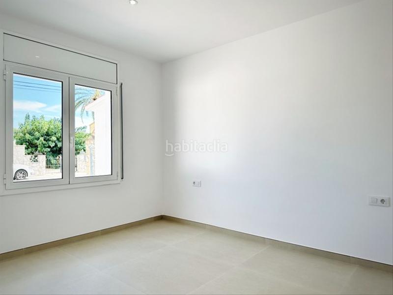 Foto 91badbb0-2849-4599-8591-5a0b3214360b. Chalet casa reformada de una sola planta con amarre de 12,50 metros en Empuriabrava