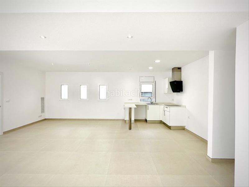 Foto a15b76c8-7321-4eac-b664-2b4f35f768d5. Chalet casa reformada de una sola planta con amarre de 12,50 metros en Empuriabrava