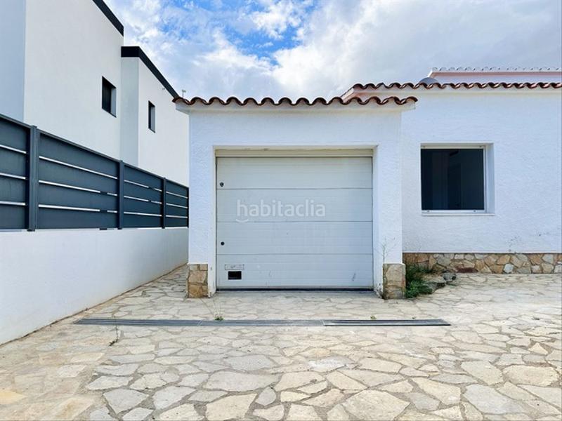 Foto ae2737e1-b9b8-46b8-b440-40c2f9190baa. Chalet casa reformada de una sola planta con amarre de 12,50 metros en Empuriabrava