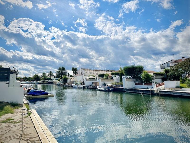 Foto af211077-aa45-4516-880f-b90c2645d5f7. Chalet casa reformada de una sola planta con amarre de 12,50 metros en Empuriabrava