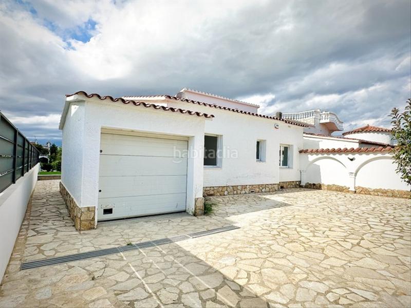 Foto d84318b3-a0a7-4cd3-9510-94024d491ae0. Chalet casa reformada de una sola planta con amarre de 12,50 metros en Empuriabrava