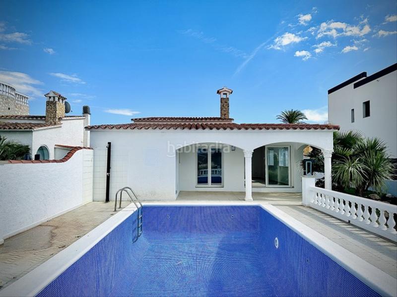 Foto de612bfd-5e4f-4dd8-8792-e5eea0d5001c. Chalet casa reformada de una sola planta con amarre de 12,50 metros en Empuriabrava