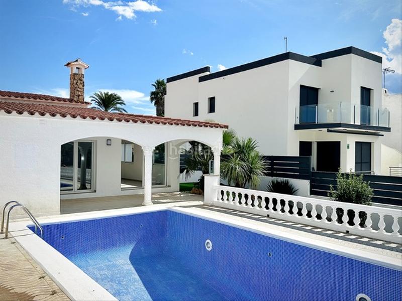 Foto fd53ea70-a598-4b79-9502-e4a3fd33c43c. Chalet casa reformada de una sola planta con amarre de 12,50 metros en Empuriabrava