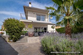 Xalet a Cap Ras - Creus - Falconera. Villa contemporánea del canal con línea de amarre de 7,50 metros