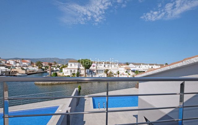 Foto 004b866d-cd7c-47e6-b574-3cd57bd5acfe. Chalet villa renovada con 4 dormitorios y amarre de 13 metros en Empuriabrava