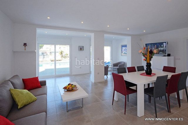 Foto 54fc8f5f-18fc-4192-bd89-535e8b40b920. Chalet villa renovada con 4 dormitorios y amarre de 13 metros en Empuriabrava