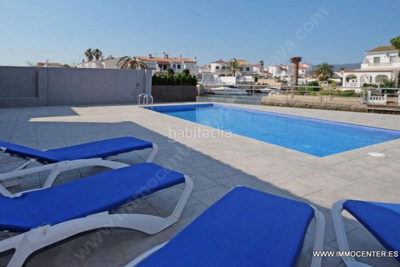 Foto 7901ed3d-c283-41ce-a5c9-8347d9ef79a3. Chalet villa renovada con 4 dormitorios y amarre de 13 metros en Empuriabrava