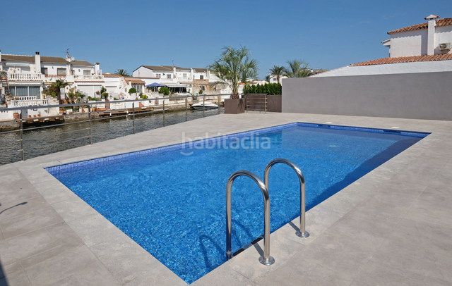 Foto 87bac44a-8237-48ac-b345-2fe1e62e9152. Chalet villa renovada con 4 dormitorios y amarre de 13 metros en Empuriabrava