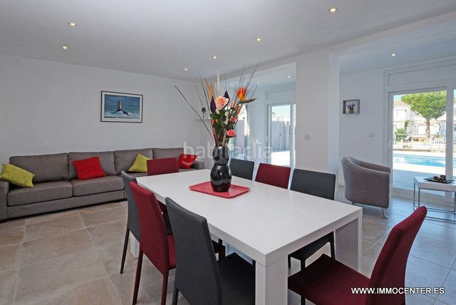 Foto 90abc33d-00c3-4ec3-b4cf-229e40e95ee7. Chalet villa renovada con 4 dormitorios y amarre de 13 metros en Empuriabrava