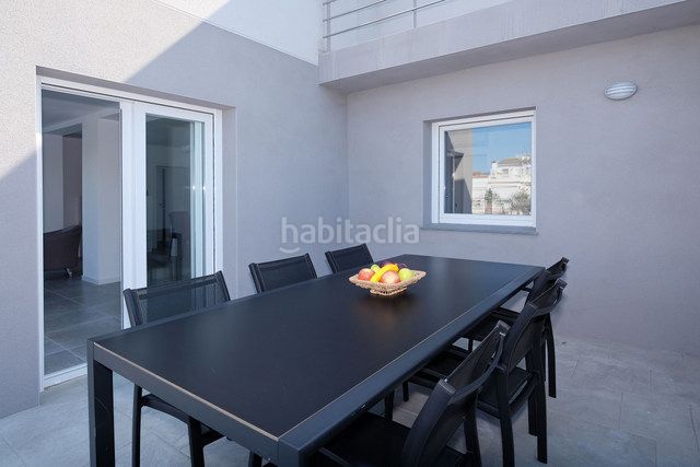 Foto 9386cc40-844d-4cb8-94fd-66a52020a0aa. Chalet villa renovada con 4 dormitorios y amarre de 13 metros en Empuriabrava