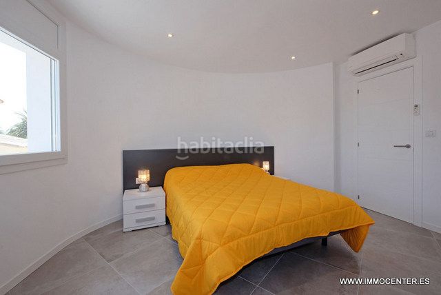 Foto b9217788-378e-4762-a46d-85336061be19. Chalet villa renovada con 4 dormitorios y amarre de 13 metros en Empuriabrava