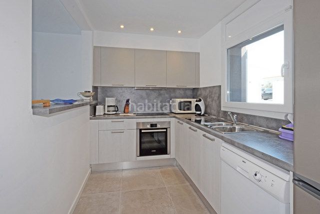 Foto c130a71d-3fb7-4660-986d-a7ce73c3f52f. Chalet villa renovada con 4 dormitorios y amarre de 13 metros en Empuriabrava