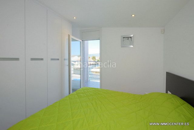 Foto e58cc5e5-3e0b-4479-a15d-c13980e3e16f. Chalet villa renovada con 4 dormitorios y amarre de 13 metros en Empuriabrava