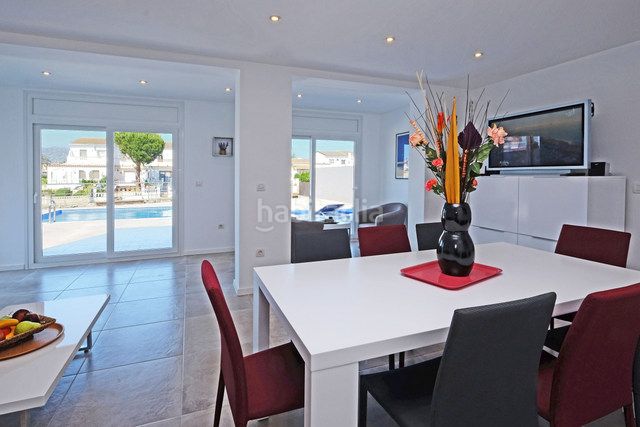 Foto e88e0b38-5b83-4dbe-b92e-aa92abd17f45. Chalet villa renovada con 4 dormitorios y amarre de 13 metros en Empuriabrava