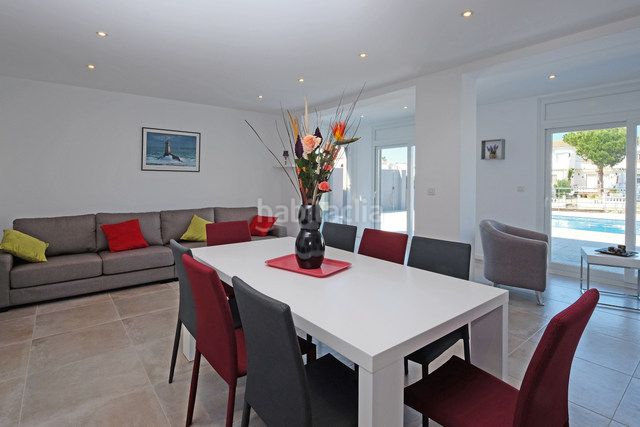 Foto f58cb991-99c8-45d2-b77f-c08ebe12f1b7. Chalet villa renovada con 4 dormitorios y amarre de 13 metros en Empuriabrava