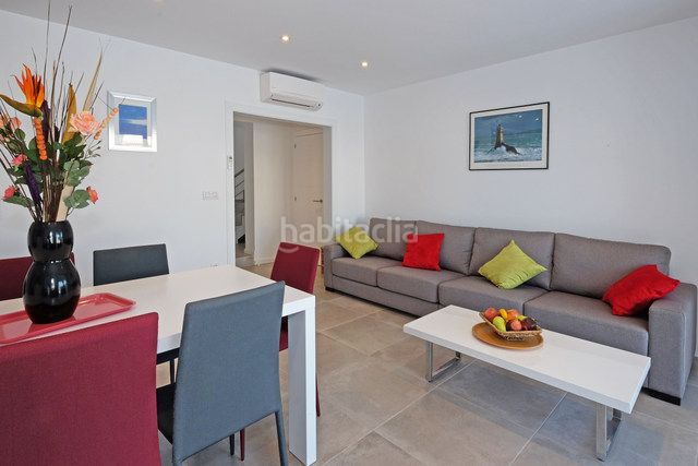 Foto f85c3655-2f77-4b75-8f98-557f5c39a88f. Chalet villa renovada con 4 dormitorios y amarre de 13 metros en Empuriabrava