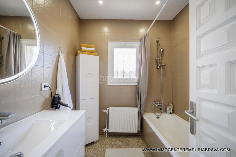 Foto 29501a56-3fd5-4a75-a4f2-3546d4418ff4. Chalet encantadora casa con piscina y amarre de 24 metros en Empuriabrava