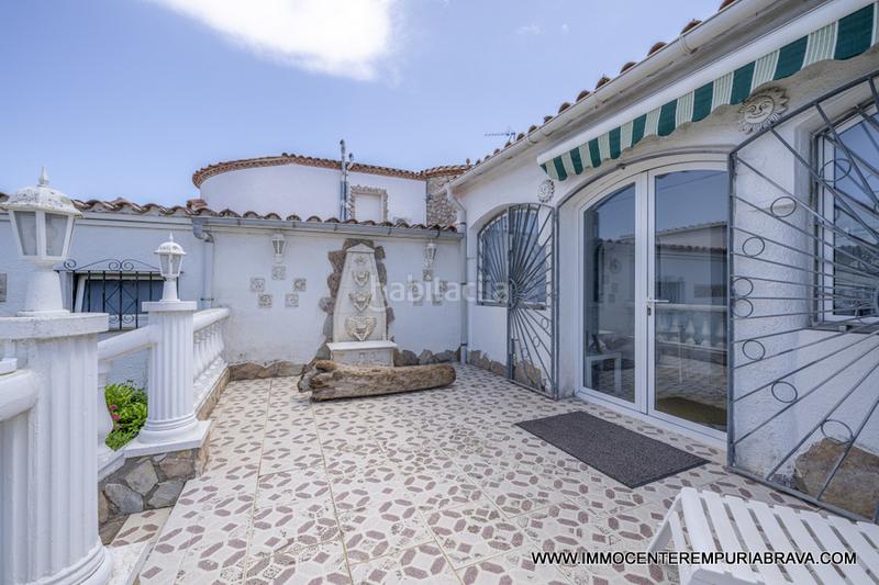 Foto 3bb569eb-ed74-44aa-8037-603b799f43b8. Chalet encantadora casa con piscina y amarre de 24 metros en Empuriabrava