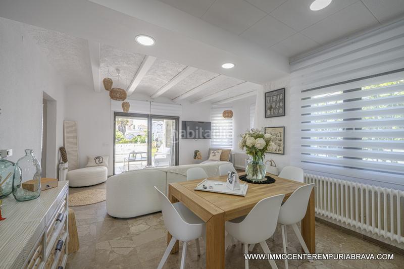 Foto 7c3e75d2-efe8-4767-a670-88954bb87e7c. Chalet encantadora casa con piscina y amarre de 24 metros en Empuriabrava