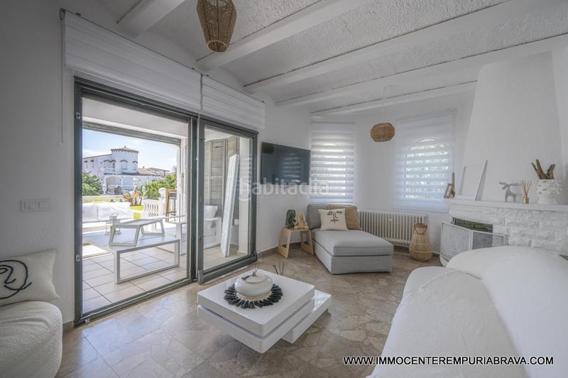 Foto 7f446ac8-e0a2-4329-a029-c05ef2eb63f0. Chalet encantadora casa con piscina y amarre de 24 metros en Empuriabrava