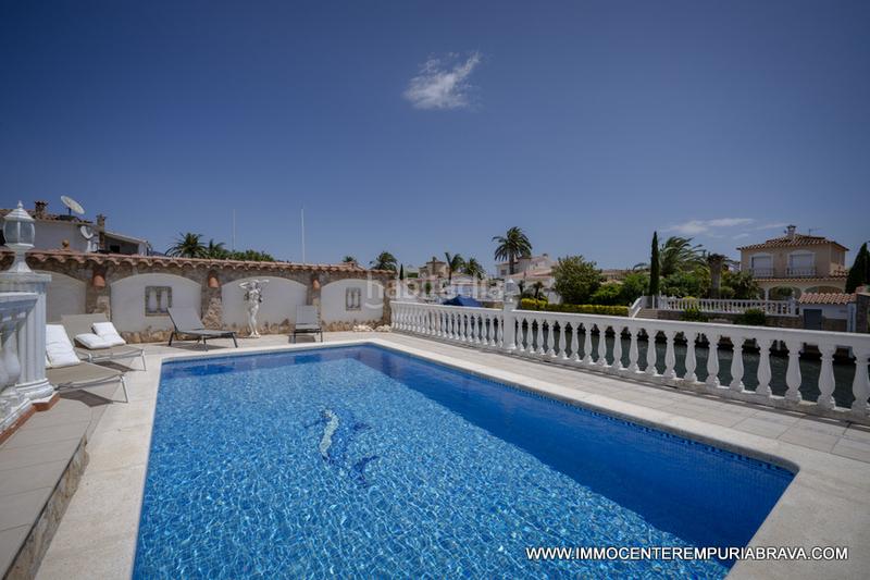 Foto a200fe42-99e3-48a7-b57a-162301afa175. Chalet encantadora casa con piscina y amarre de 24 metros en Empuriabrava