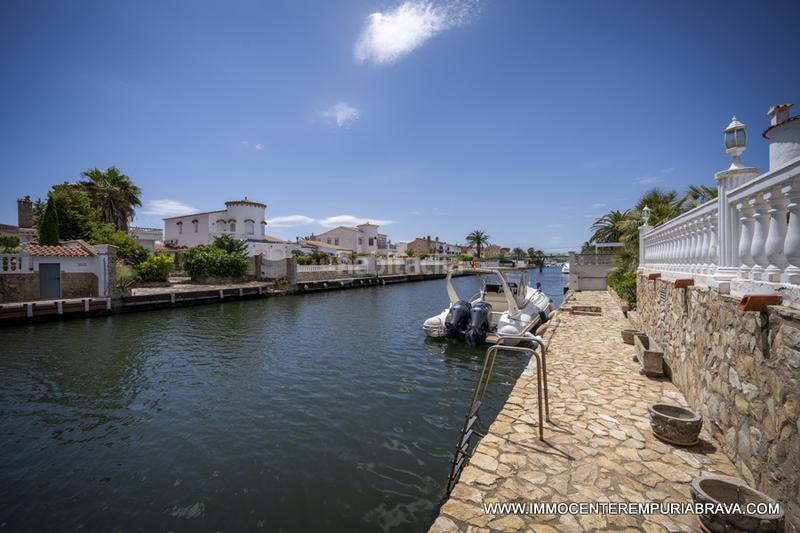 Foto a38a6587-19e7-4f70-bae7-e76343dcccba. Chalet encantadora casa con piscina y amarre de 24 metros en Empuriabrava