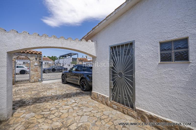 Foto a9ff85fe-57d1-4920-9264-a95cf5834052. Chalet encantadora casa con piscina y amarre de 24 metros en Empuriabrava